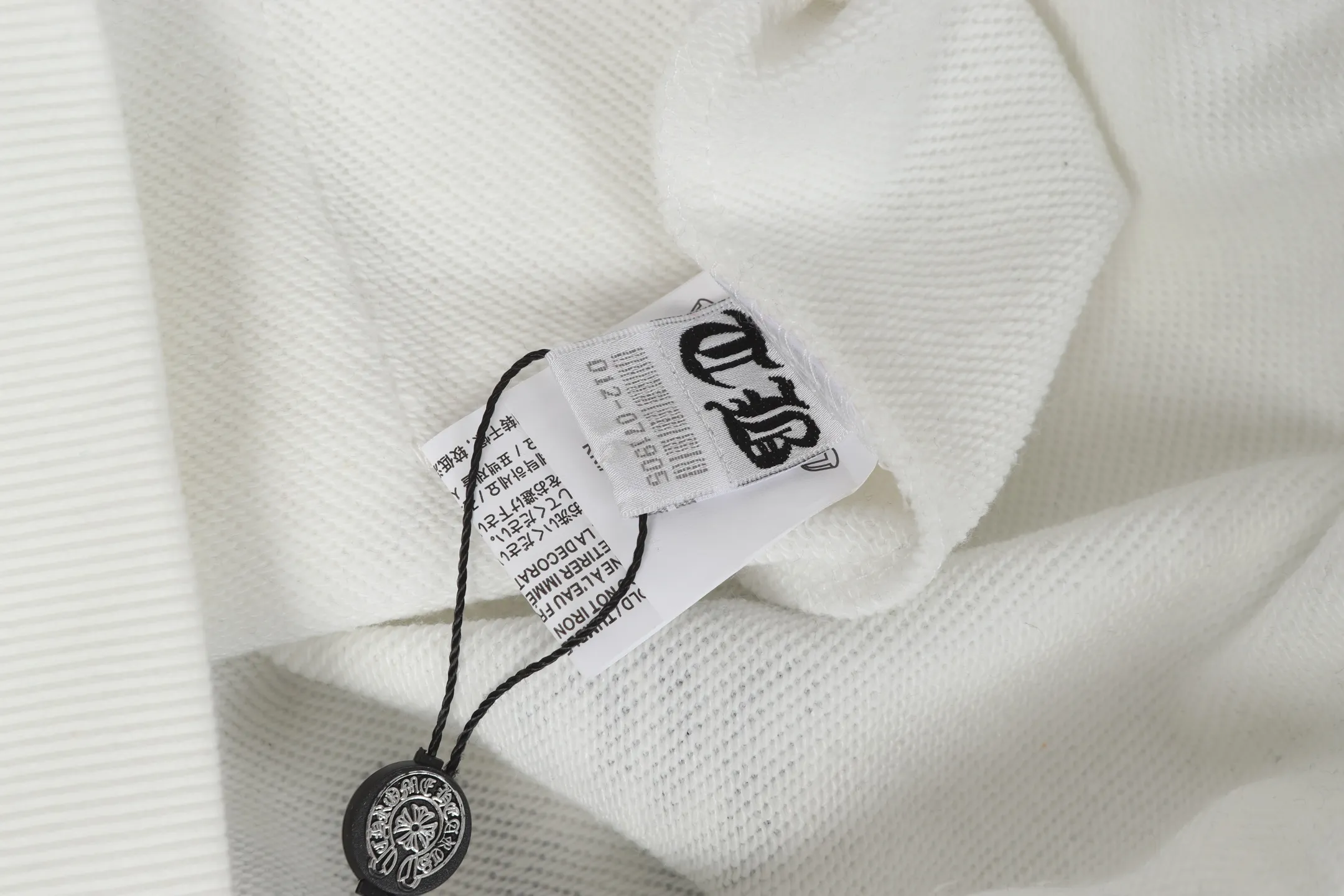 P230 Cross-border model, please do not place an order if you are pursuing quality - Chrome Hearts/Chrome Hearts basic horseshoe Sanskrit printed hooded sweatshirt - High weight, high density and high quality. The wool is soft, delicate and skin-friendly. Soft and silky to the touch. Excellent warmth and skin-friendly properties. - Custom-woven and custom-dyed, no color difference. No matter the fabric or workmanship details, it beats the ordinary version on the market. - Hardware zipper accessories are all customized, full of details - Color: black white - Size: S M L XL